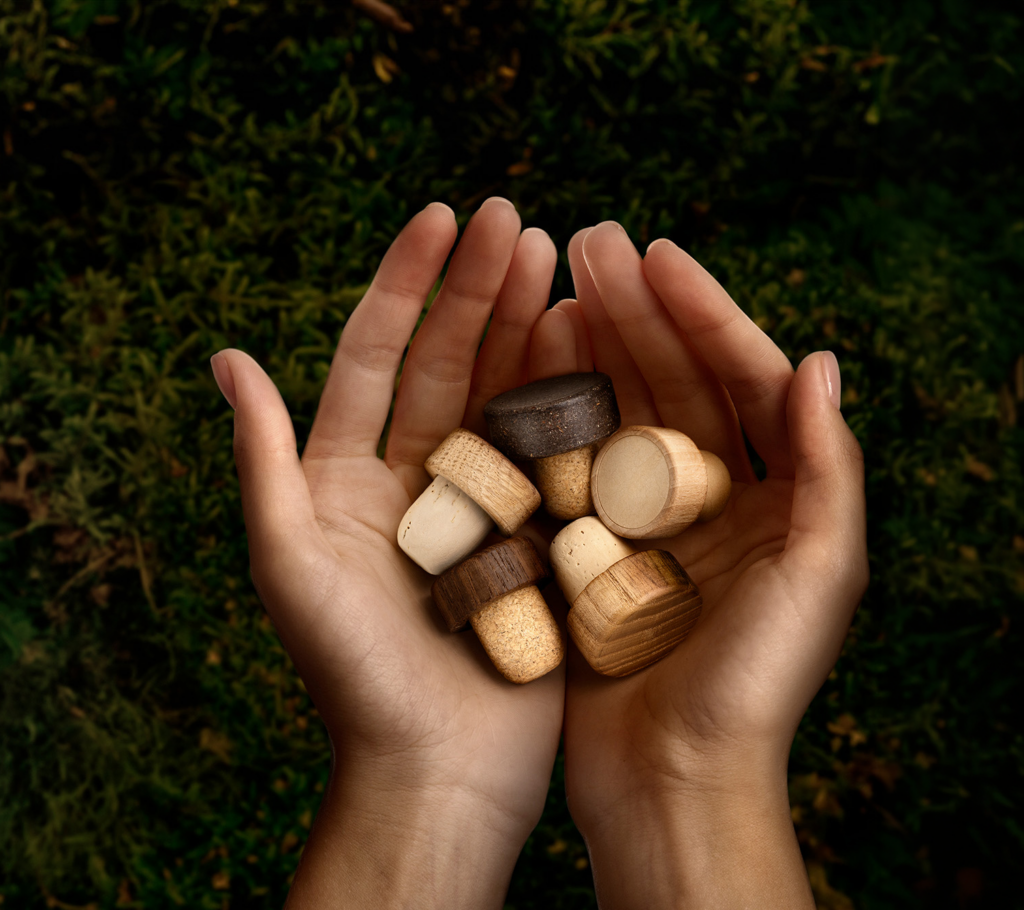 Tapì Group hands holding corks